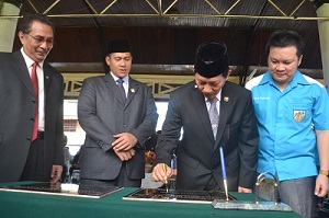 Lumentut Tandatangani Prasasti Sekretariat KNPI dan Koni Manado